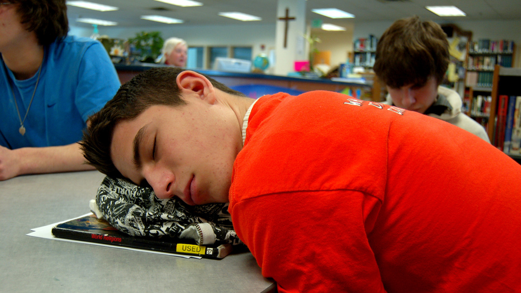 Les performances scolaires s’améliorent lorsque les adolescents dorment plus longtemps